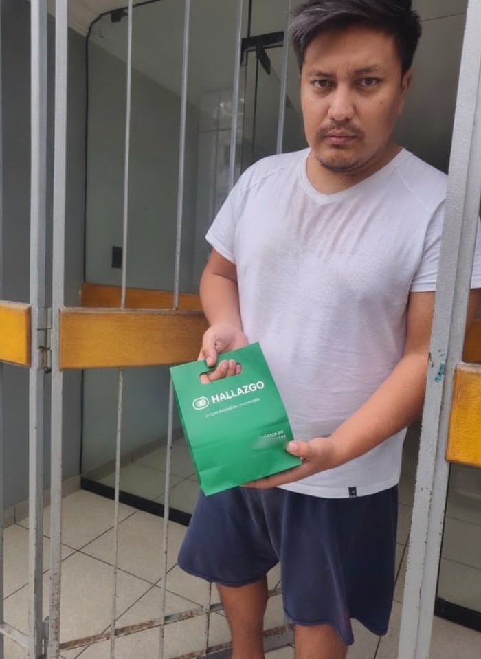 Cliente de Hallazgo con su pedido de Fibra Capilar Dr. Rashel