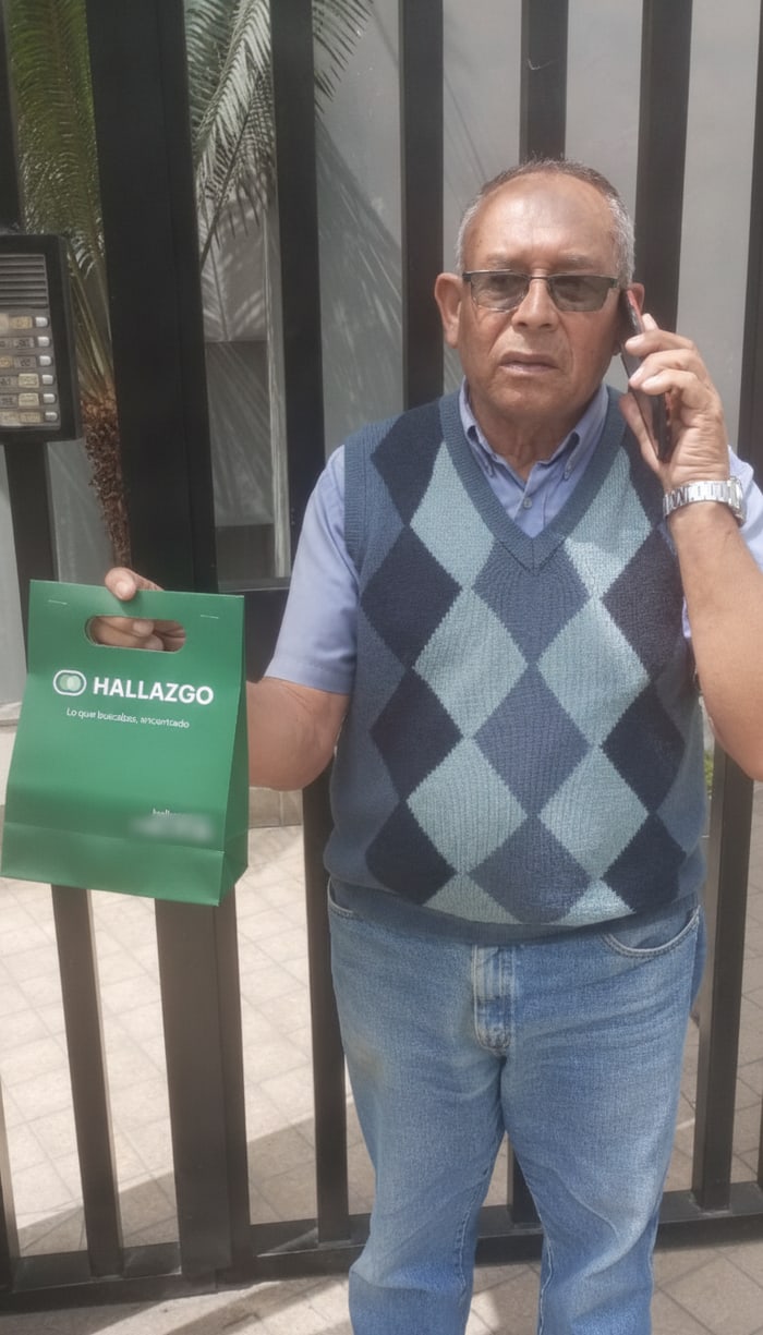 Cliente de Hallazgo con su pedido de Fibra Capilar Dr. Rashel