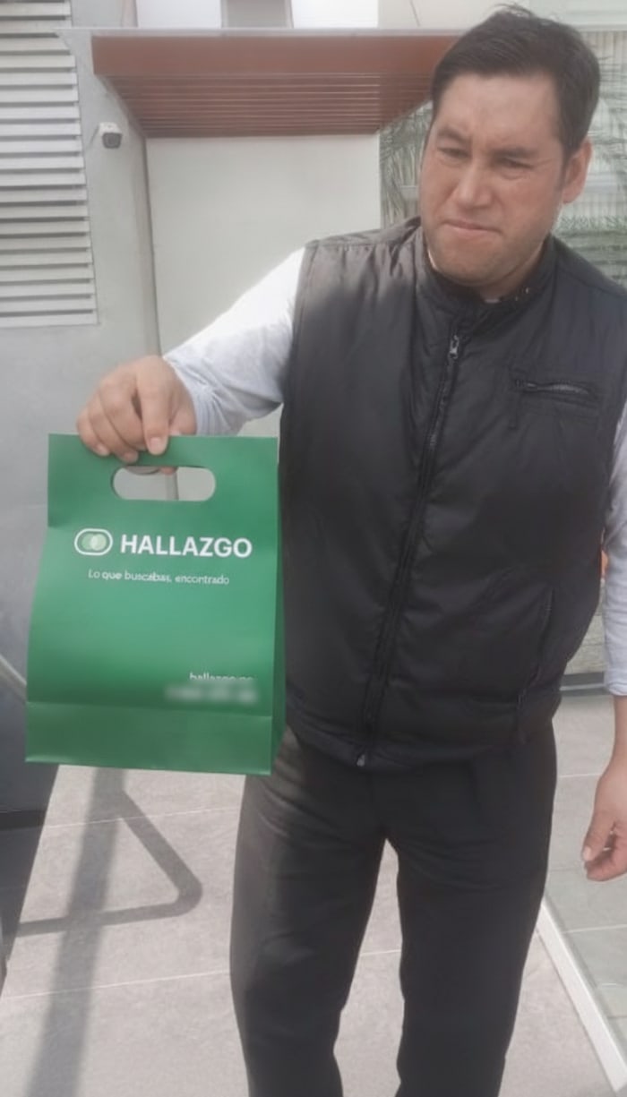 Cliente de Hallazgo con su pedido de Fibra Capilar Dr. Rashel