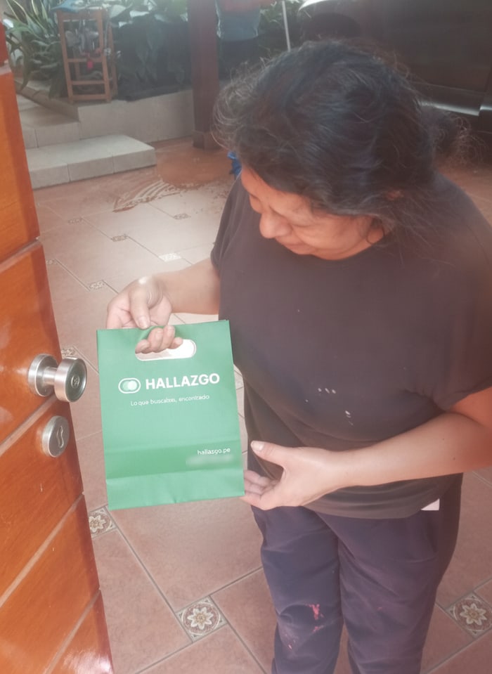 Cliente de Hallazgo con su pedido de Fibra Capilar Dr. Rashel