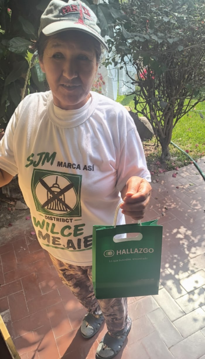 Cliente de Hallazgo con su pedido de Fibra Capilar Dr. Rashel