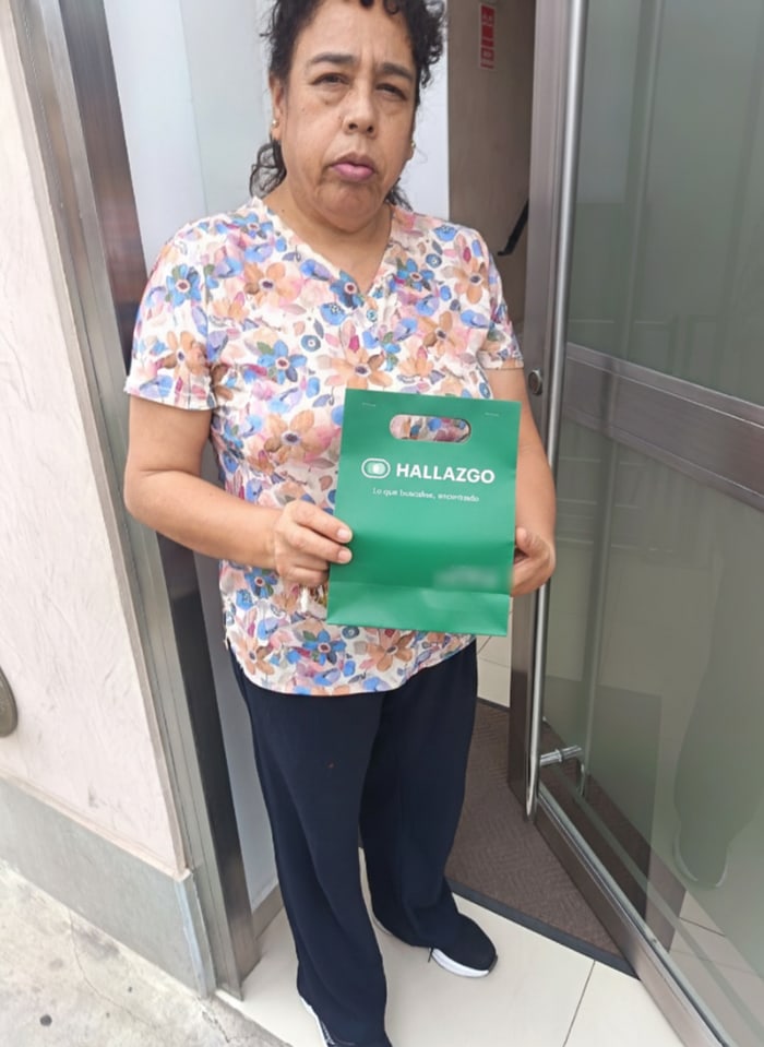 Cliente de Hallazgo con su pedido de Fibra Capilar Dr. Rashel