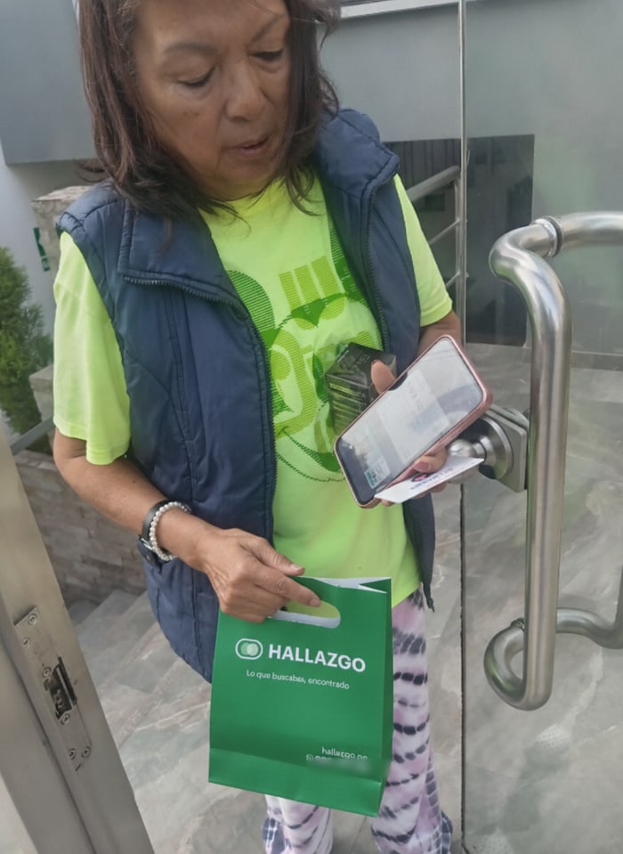 Cliente de Hallazgo con su pedido de Fibra Capilar Dr. Rashel