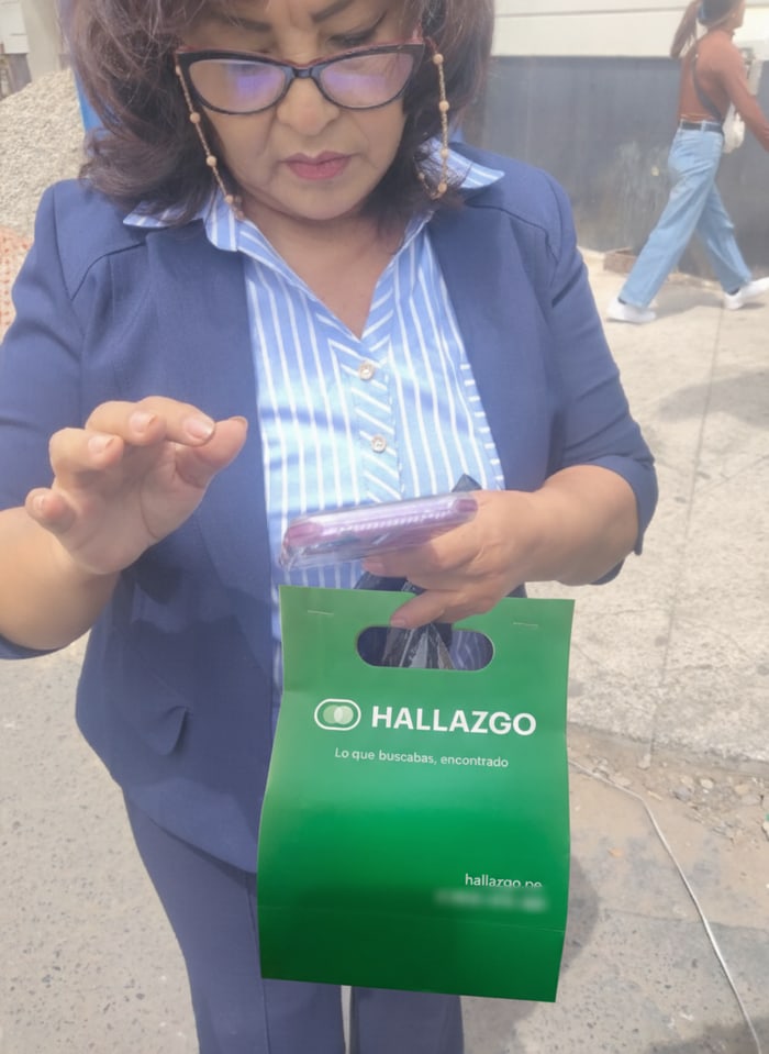 Cliente de Hallazgo con su pedido de Fibra Capilar Dr. Rashel