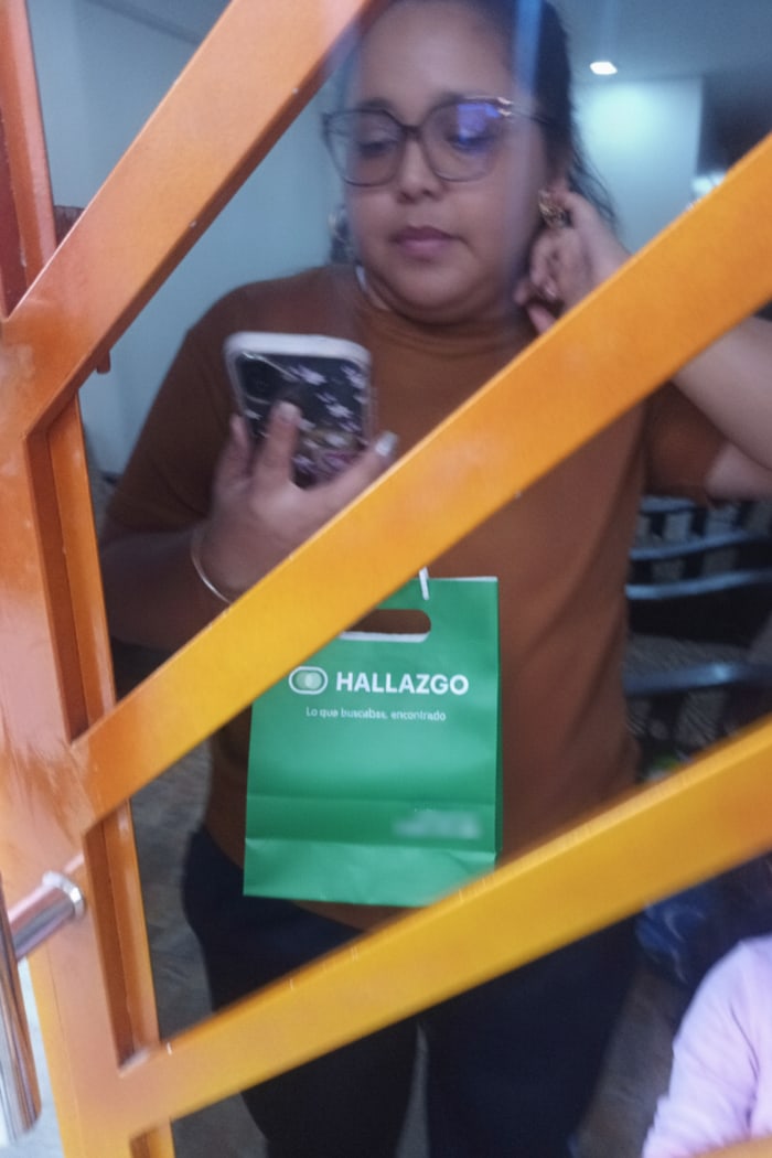 Cliente de Hallazgo con su pedido de Fibra Capilar Dr. Rashel