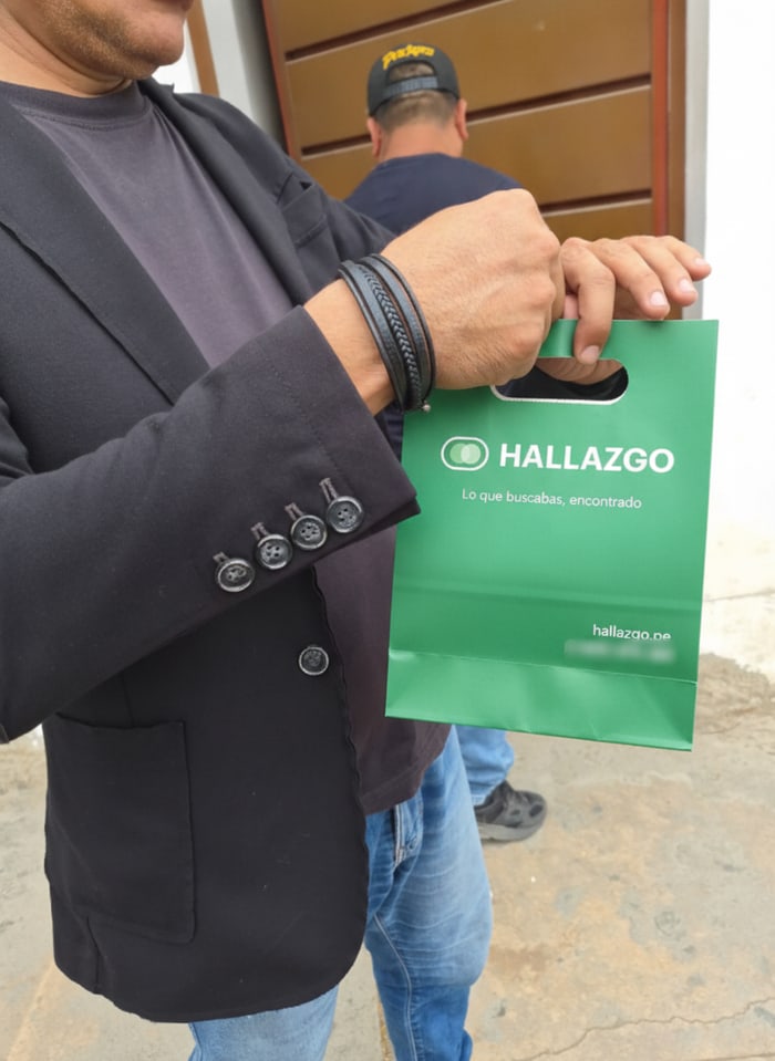 Cliente de Hallazgo con su pedido de Fibra Capilar Dr. Rashel